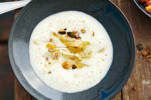 Chicoréesuppe mit Nusskernen Rezept | Küchengötter