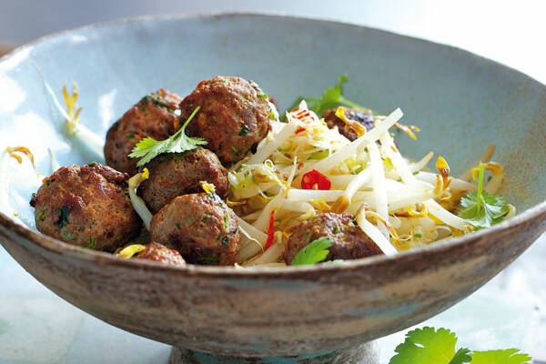 Asia-Hackbällchen mit Sprossengemüse Rezept | Küchengötter Asia-Hackbällchen mit Sprossengemüse Rezept | Küchengötter