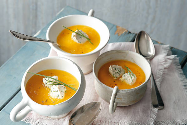 Vegane gelbe Paprikasuppe mit Schnittlauchnocken | Küchengötter Vegane gelbe Paprikasuppe mit Schnittlauchnocken | Küchengötter