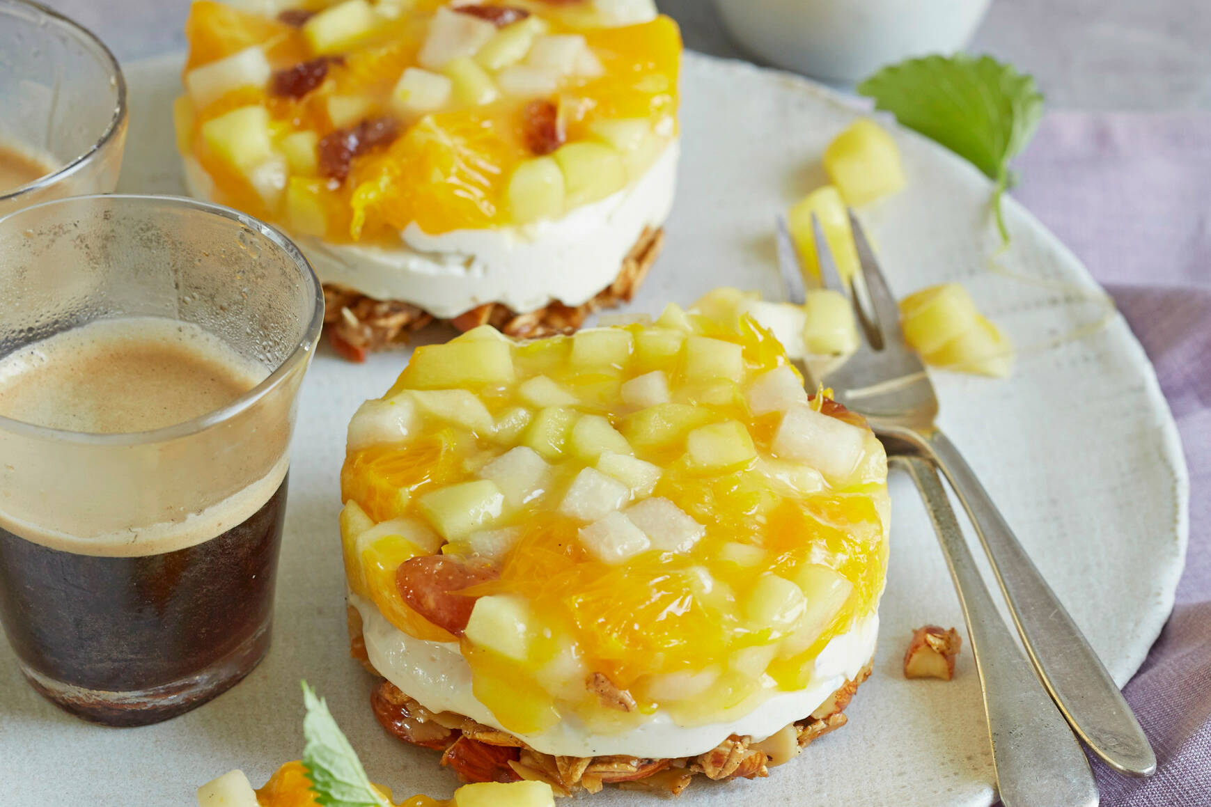 Käsekuchen-Törtchen mit gelber Grütze Rezept | Küchengötter Käsekuchen-Törtchen mit gelber Grütze Rezept | Küchengötter