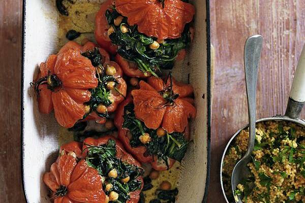 Vegane gefüllte Tomaten mit Petersilien-Paprika-Hirse Rezept | Küchengötter