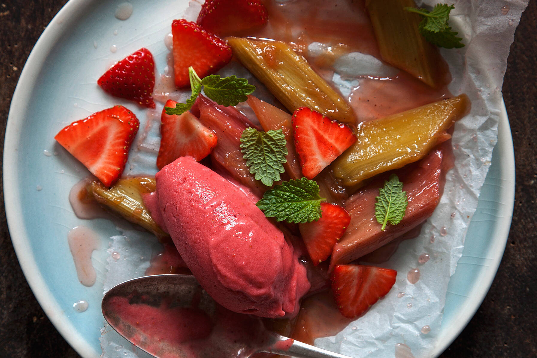 Veganer gedämpfter Rhabarber mit Erdbeer-Vanille-Eis Rezept | Küchengötter