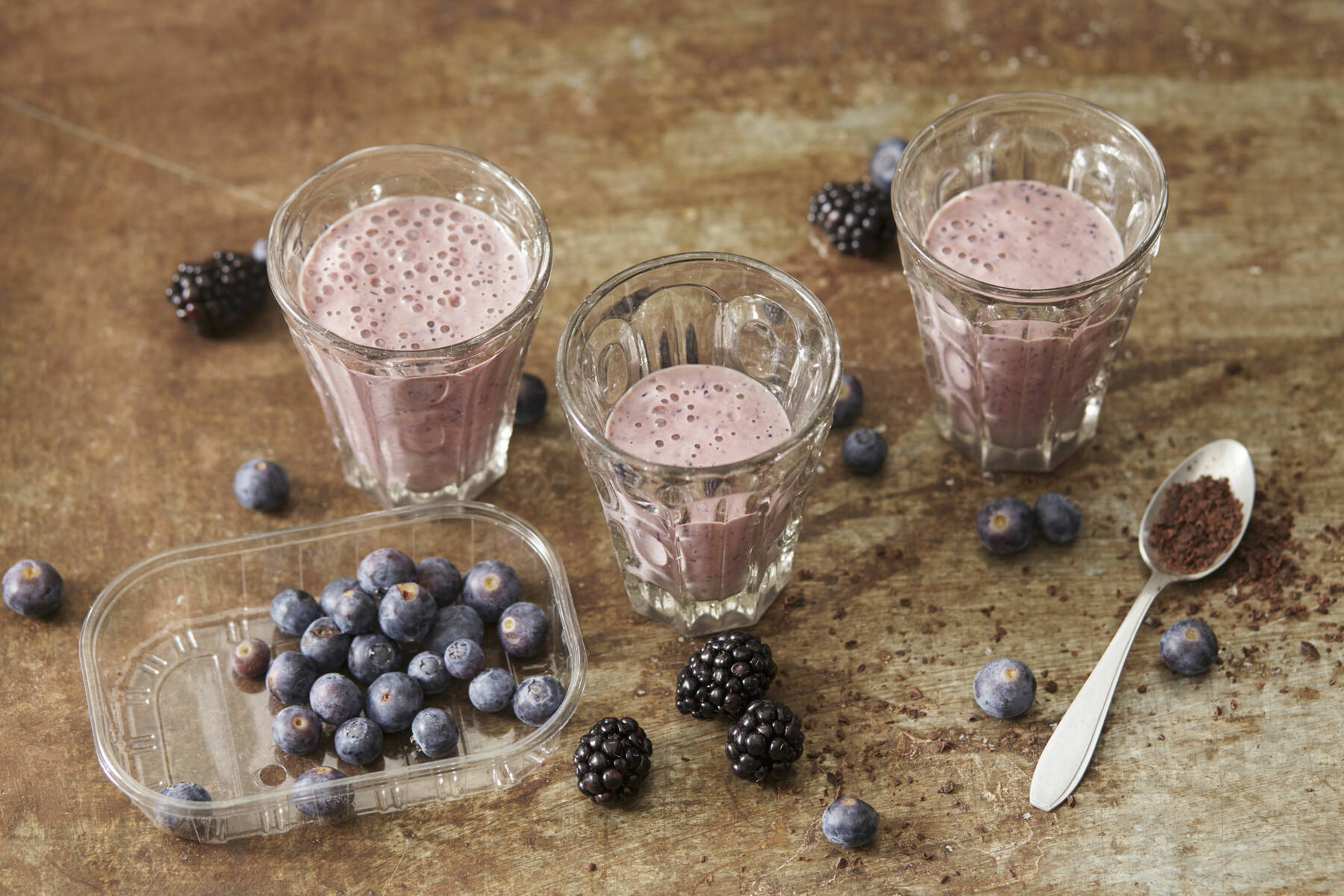 Beeren-Shake mit Kakaonibs Rezept | Küchengötter Beeren-Shake mit Kakaonibs Rezept | Küchengötter