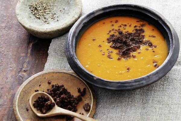 Kürbissuppe mit Cranberrybröseln Rezept | Küchengötter