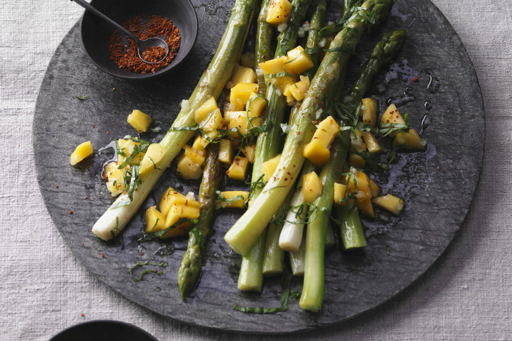 Spargelsalat mit Mango und Chili I Clean Eating Rezept | Küchengötter Spargelsalat mit Mango und Chili I Clean Eating Rezept | Küchengötter