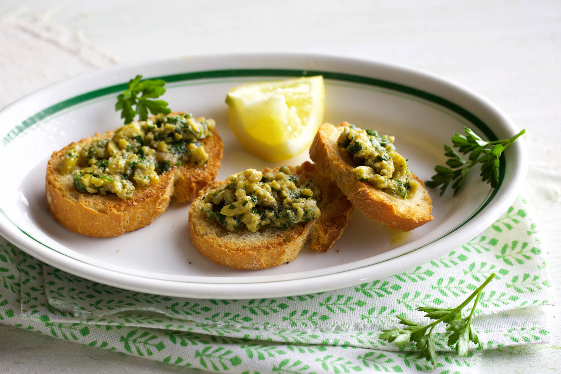 Schnelle Olivencreme-Crostini Rezept | Küchengötter