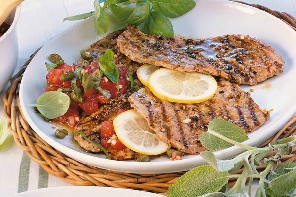 Kalbsschnitzel vom Grill mit roher Tomatensauce Rezept | Küchengötter Kalbsschnitzel vom Grill mit roher Tomatensauce Rezept | Küchengötter