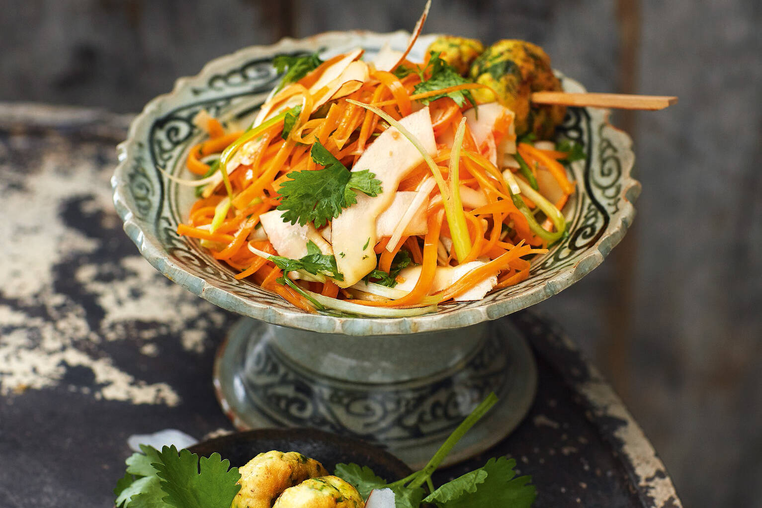 Kokos-Möhren-Julienne mit Spießen und Chili-Limetten-Dressing Rezept ... Kokos-Möhren-Julienne mit Spießen und Chili-Limetten-Dressing Rezept ...