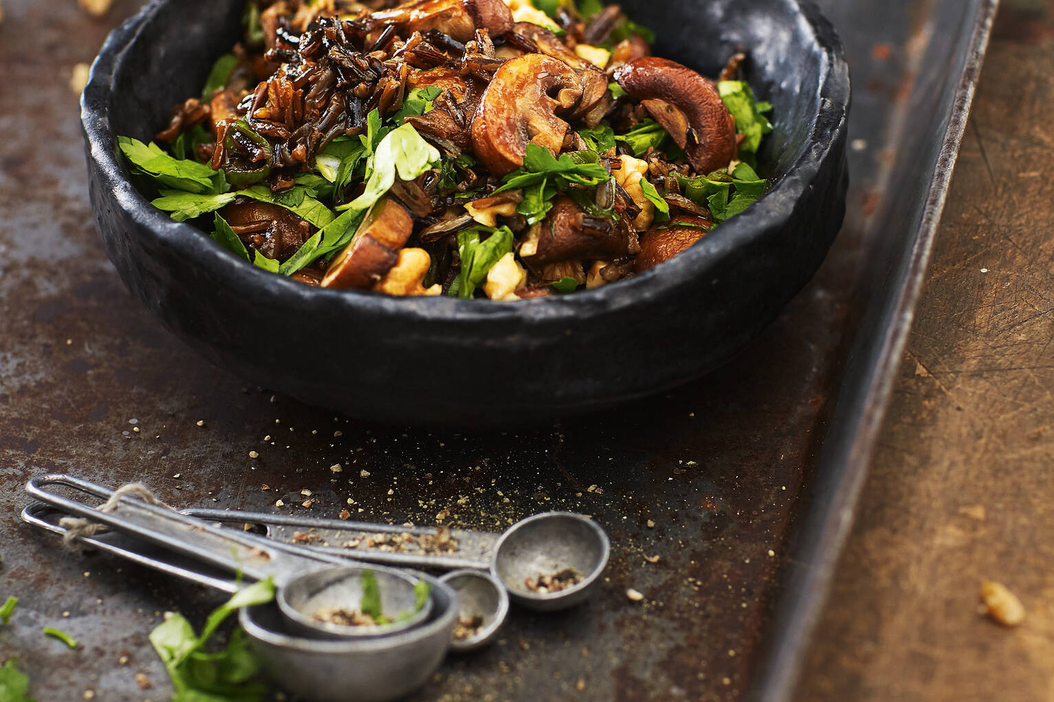 Pilzsalat mit schwarzem Reis und Walnuss-Vinaigrette Rezept | Küchengötter