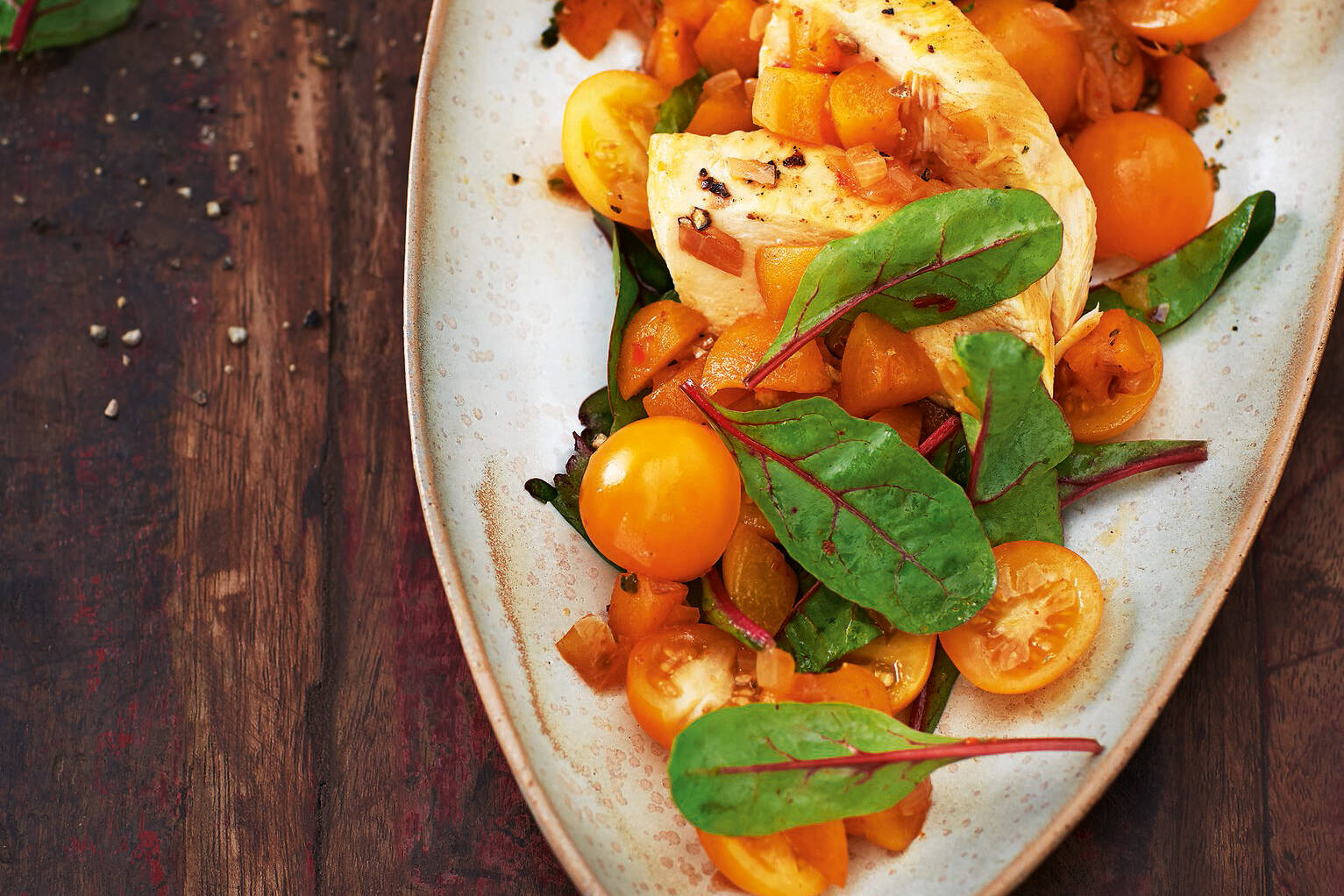 Salat mit Hähnchen, gelben Tomaten und Aprikosen-Chutney Rezept ... Salat mit Hähnchen, gelben Tomaten und Aprikosen-Chutney Rezept ...