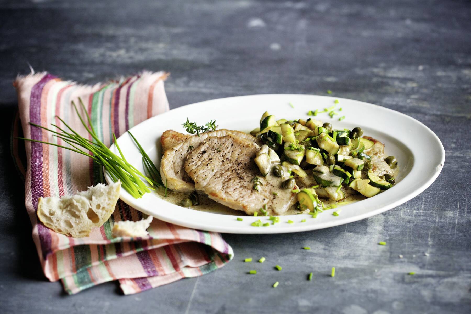 Minutensteaks mit Zucchini-Kapern-Sauce Rezept | Küchengötter Minutensteaks mit Zucchini-Kapern-Sauce Rezept | Küchengötter