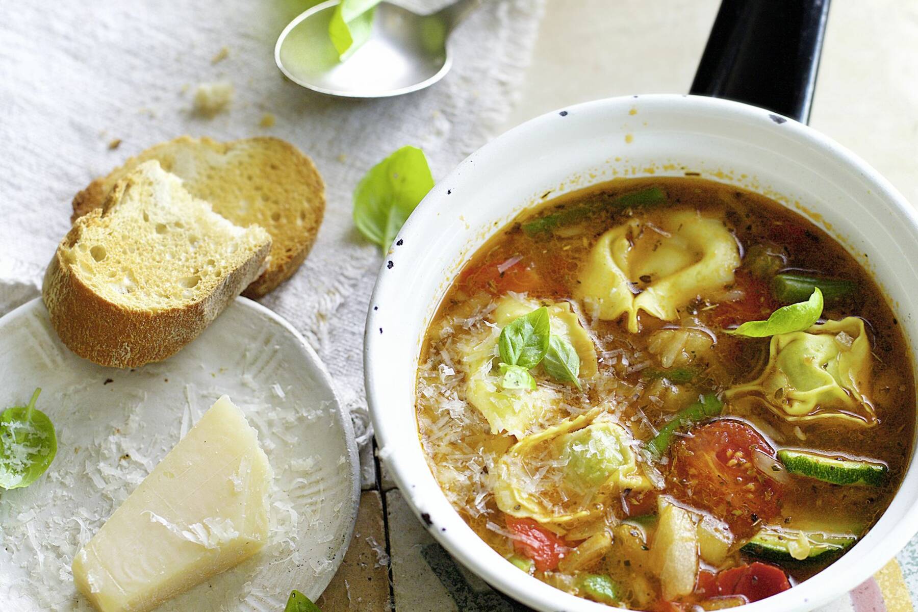 sommerliche minestrone mit tortelloni rezept kuchengotter