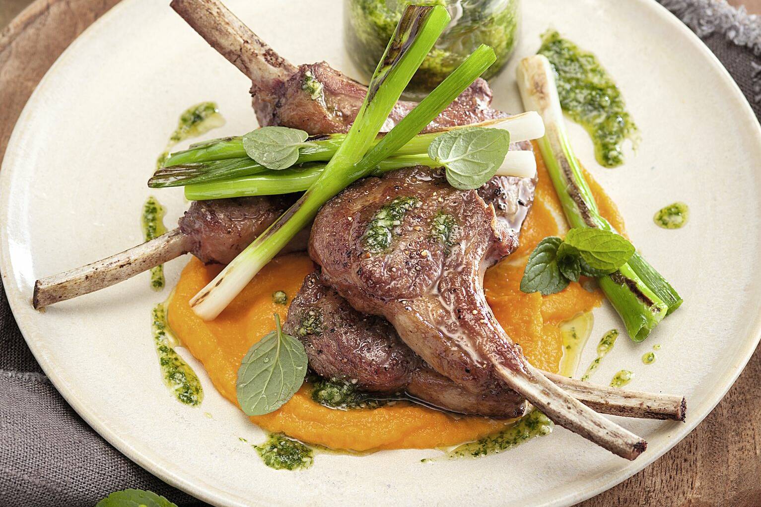 Lammkoteletts mit Minzpesto Rezept (Low Carb) | Küchengötter Lammkoteletts mit Minzpesto Rezept (Low Carb) | Küchengötter