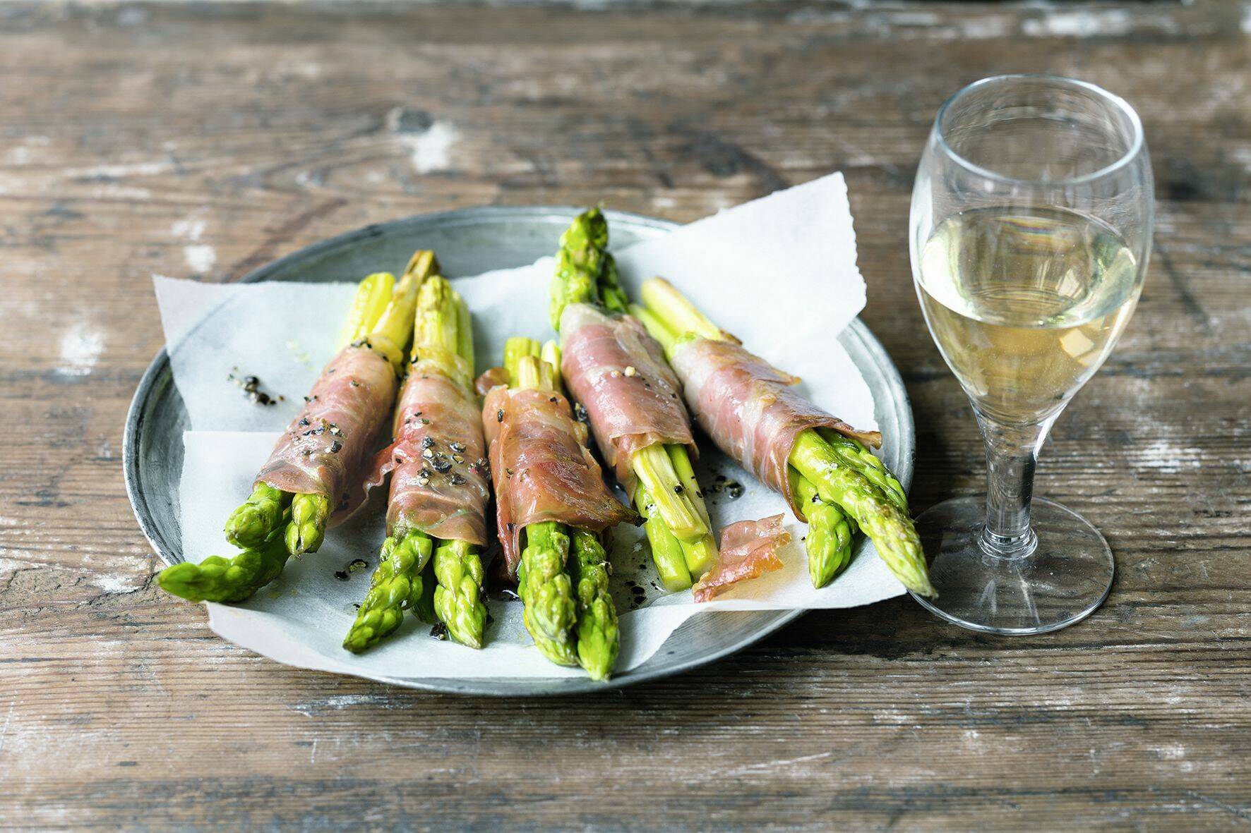 Grüner Spargel im Schinkenmantel Rezept | Küchengötter Grüner Spargel im Schinkenmantel Rezept | Küchengötter