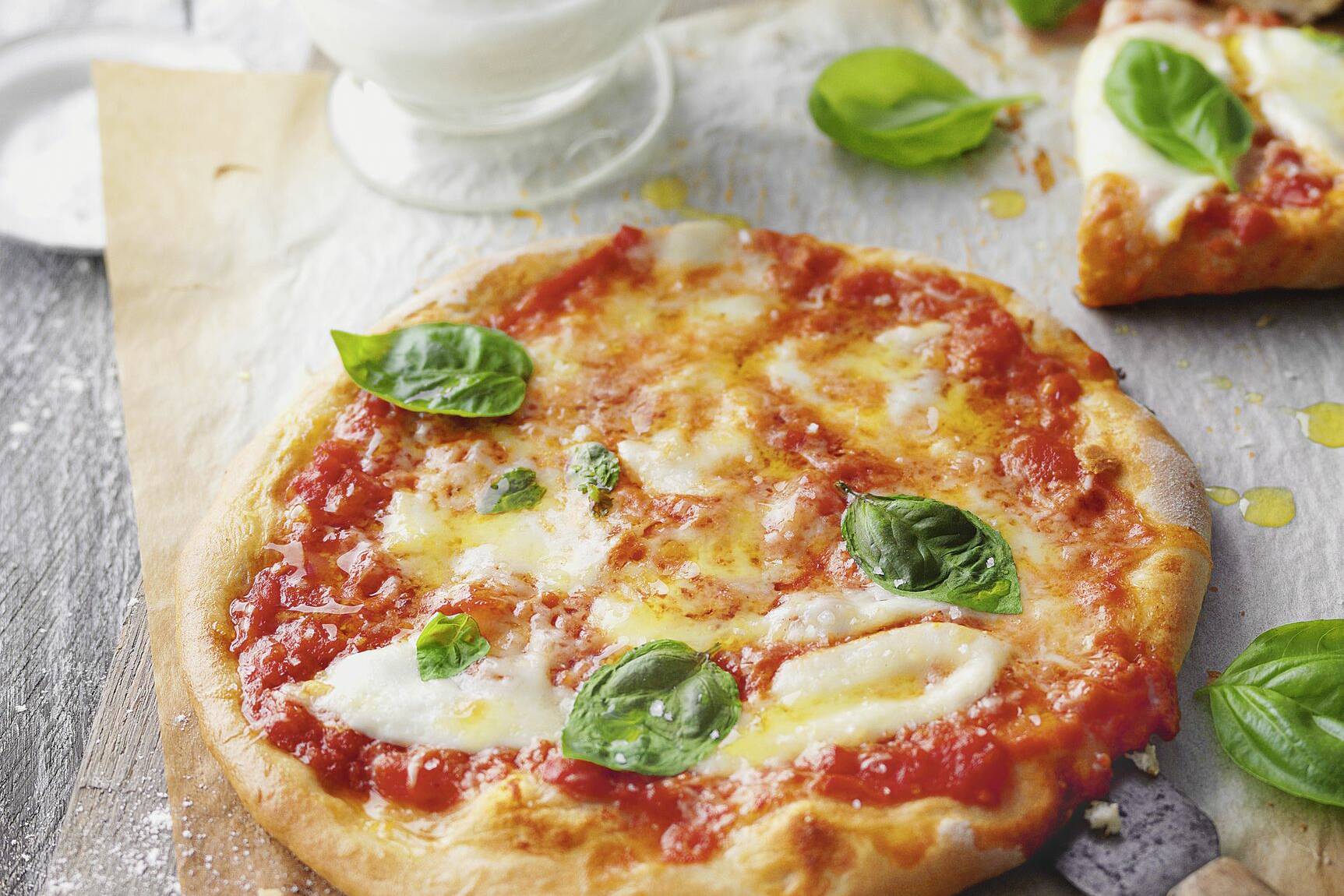 Klassische Pizza Margherita Rezept | Küchengötter