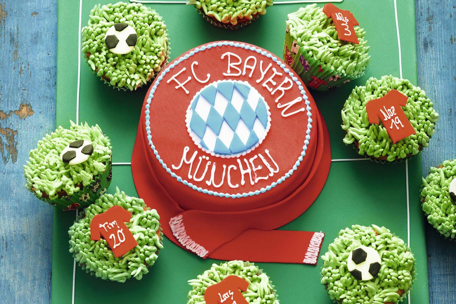 FC Bayern Torte - Motivtorte mit passenden Cupcakes ...