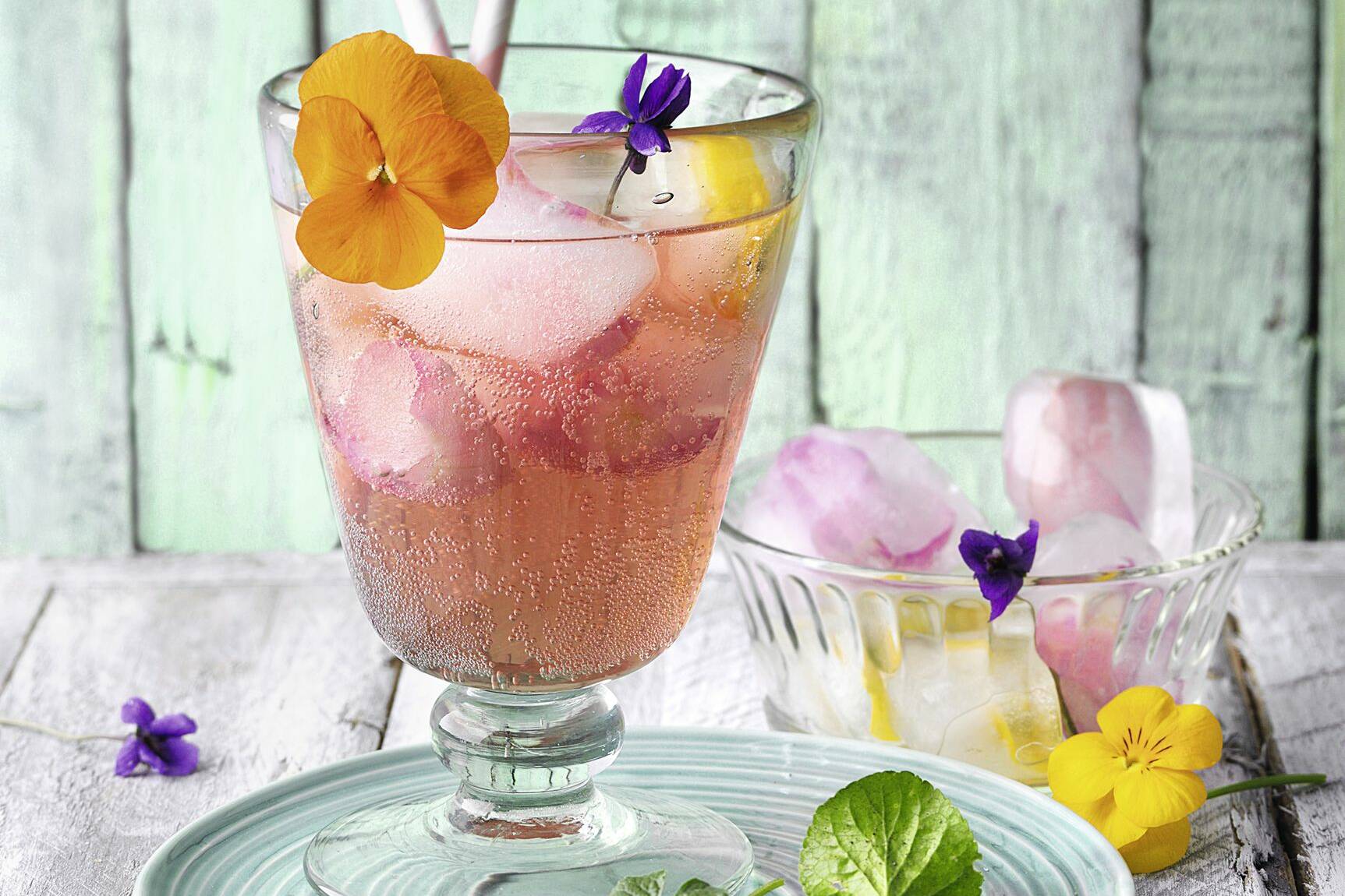 Erfrischender Drink mit essbaren Blüten Rezept | Küchengötter Erfrischender Drink mit essbaren Blüten Rezept | Küchengötter