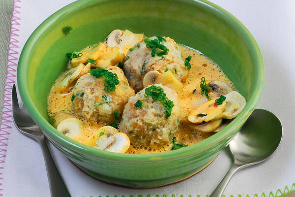 Mini-Semmelknödel mit Champignonrahm Rezept | Küchengötter Mini-Semmelknödel mit Champignonrahm Rezept | Küchengötter