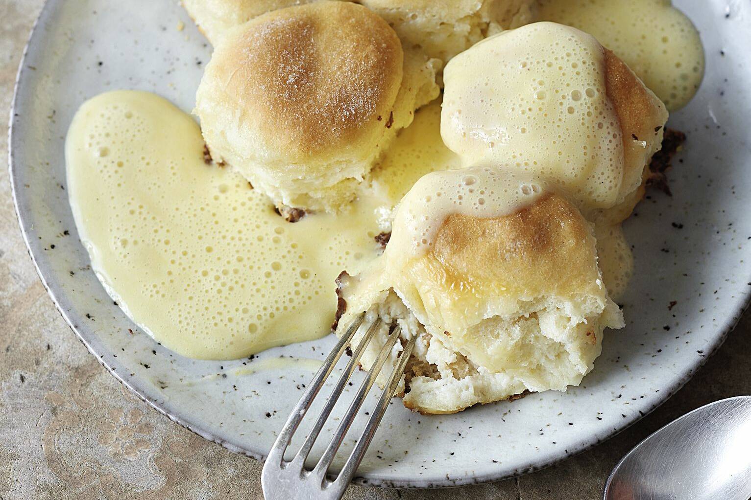 Dampfnudeln mit Honig-Weinschaum-Sauce Rezept | Küchengötter Dampfnudeln mit Honig-Weinschaum-Sauce Rezept | Küchengötter