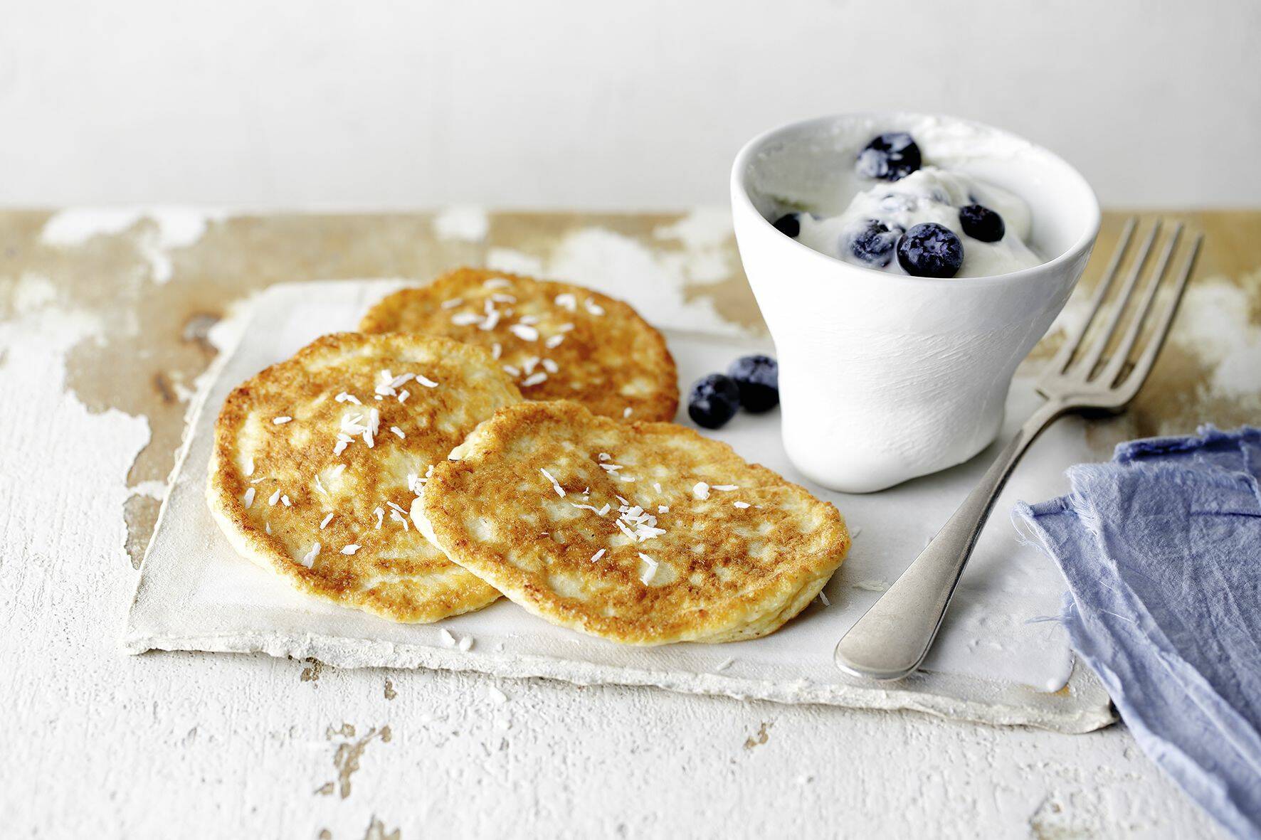 Keto Kokos-Pancakes mit Heidelbeerjoghurt | Küchengötter Keto Kokos-Pancakes mit Heidelbeerjoghurt | Küchengötter