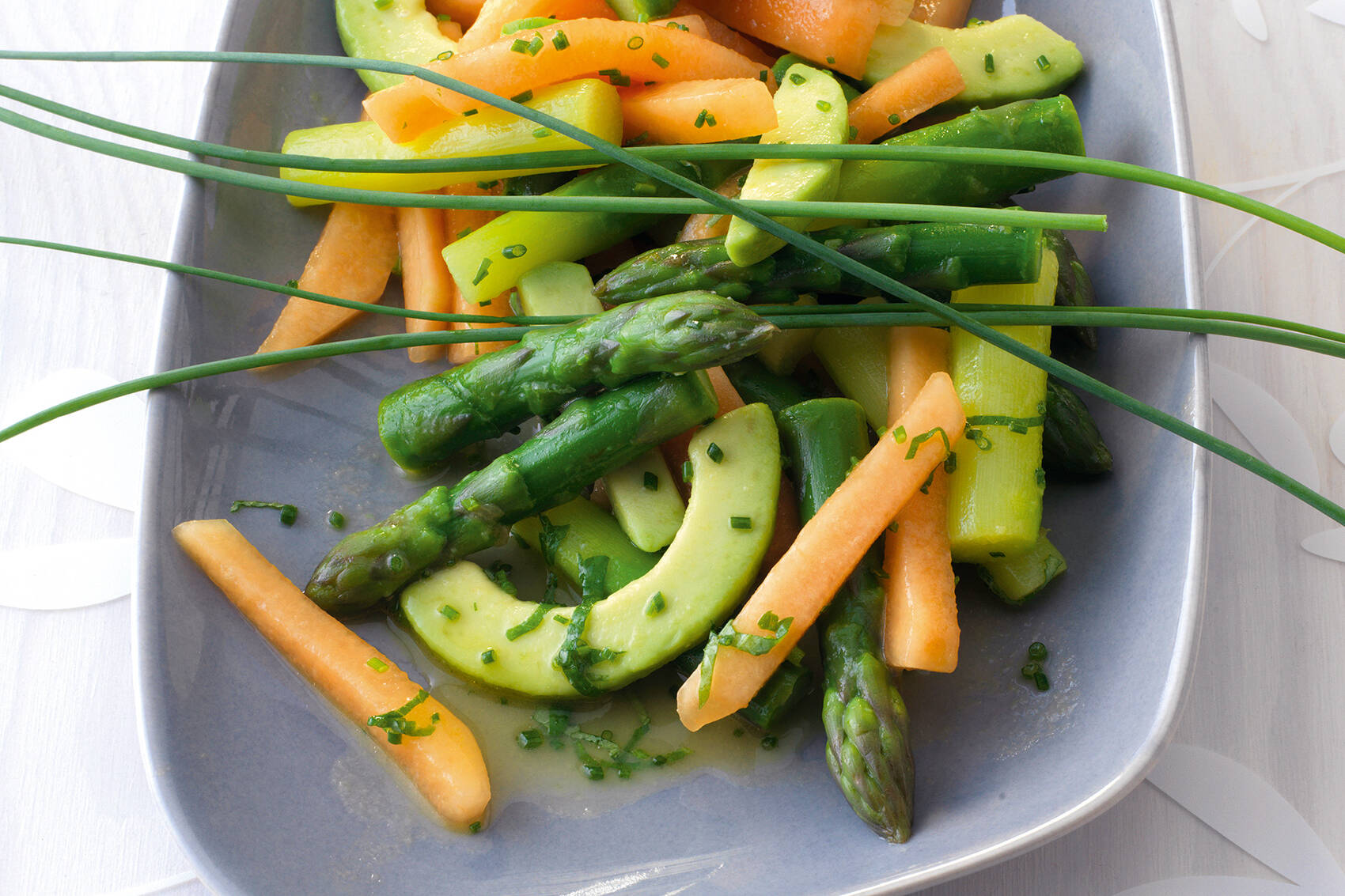 Lauwarmer Spargelsalat mit Melone und Avocado Rezept | Küchengötter Lauwarmer Spargelsalat mit Melone und Avocado Rezept | Küchengötter