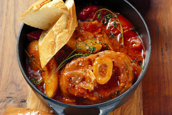 osso bucco mit thymian tomaten sauce und neuen kartoffeln rezept kuchengotter