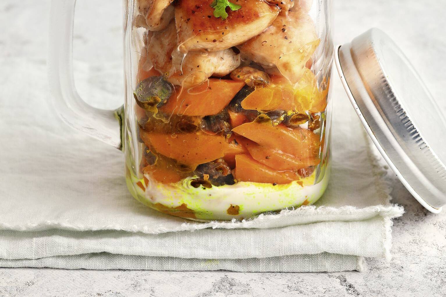 Curry-Möhrensuppe mit Hähnchen im Glas Rezept | Küchengötter Curry-Möhrensuppe mit Hähnchen im Glas Rezept | Küchengötter