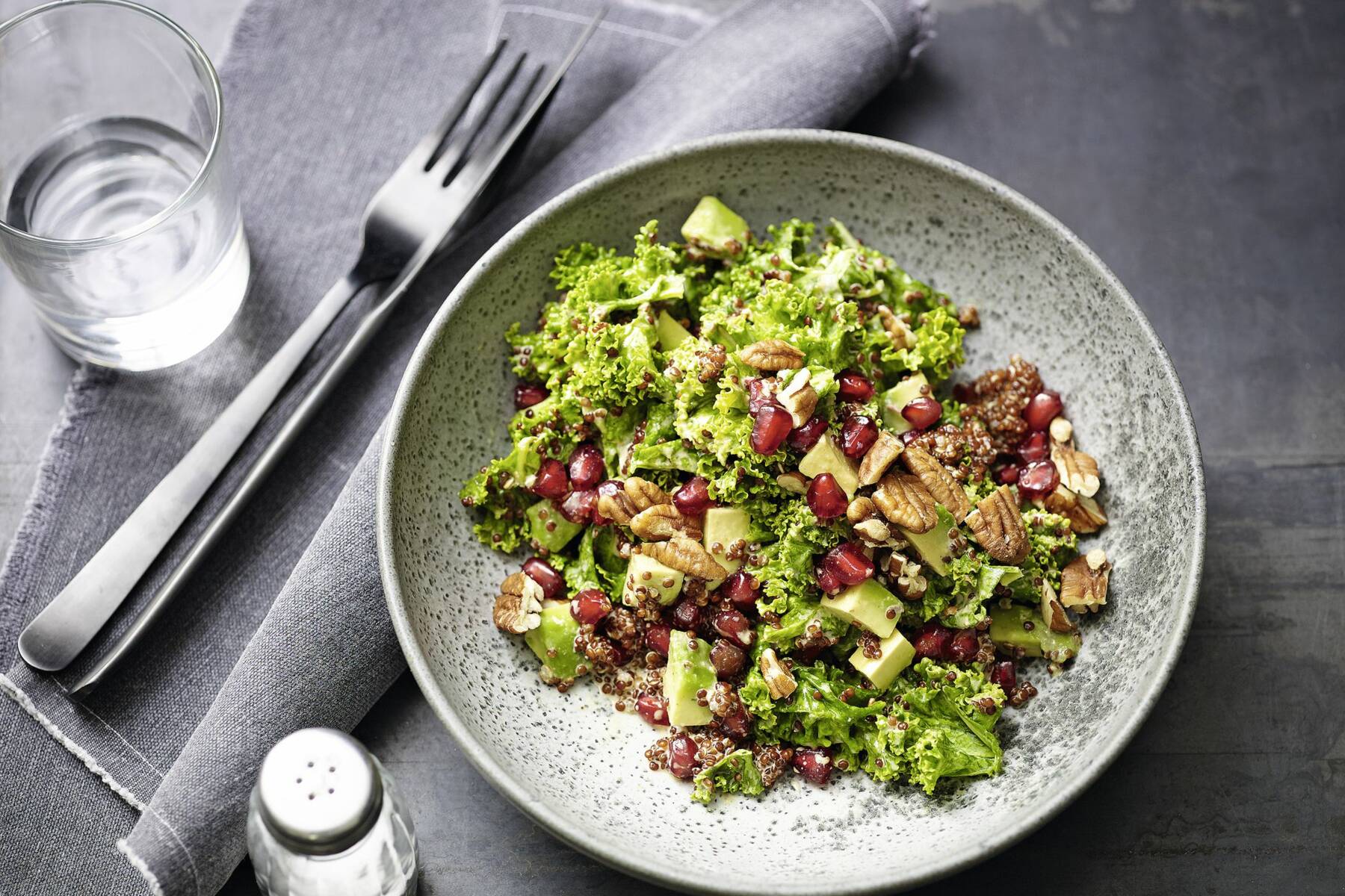 Grünkohlsalat mit Quinoa und Granatapfel Rezept | Küchengötter