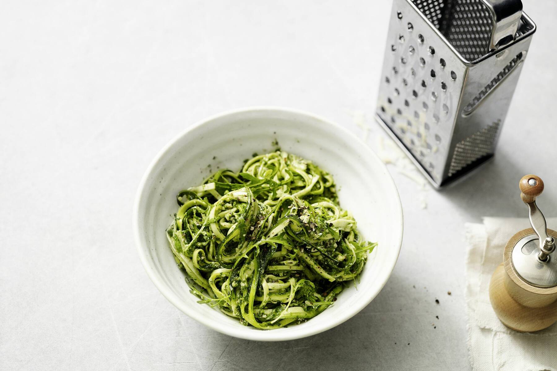 Zucchininudeln mit Rucola-Pesto Rezept | Küchengötter