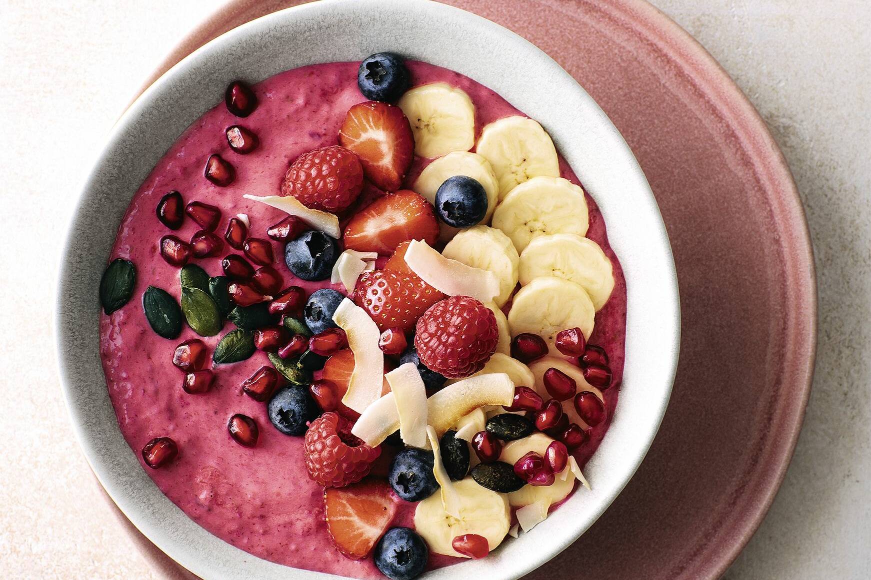 Pinke SmoothieBowl Rezept Küchengötter