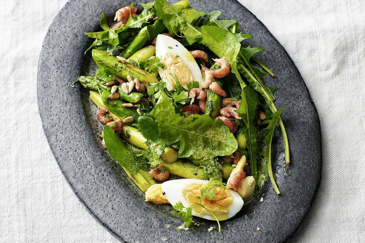 Löwenzahnsalat mit Spargel und Krabben Rezept | Küchengötter Löwenzahnsalat mit Spargel und Krabben Rezept | Küchengötter