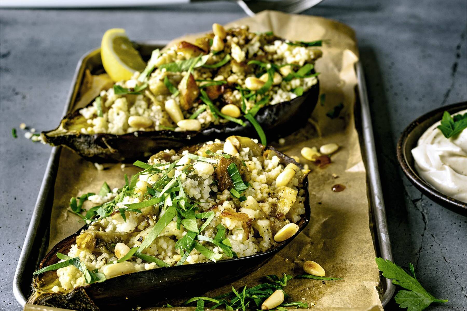 Gebackene Aubergine mit Couscous und Tahin Rezept | Küchengötter