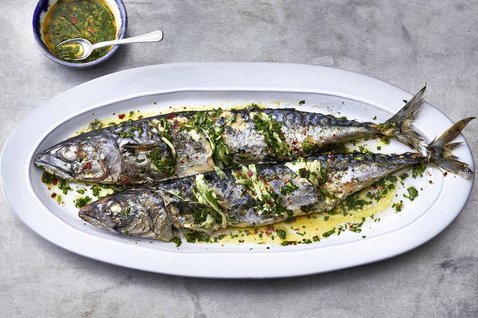 Gegrillte Makrelen mit Zitronenöl Rezept | Küchengötter Gegrillte Makrelen mit Zitronenöl Rezept | Küchengötter