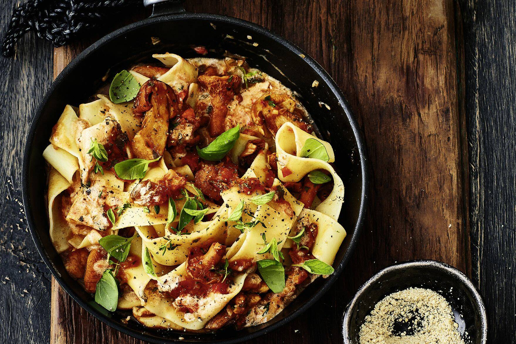 Pappardelle mit Wildpilz-Tomaten-Sugo Rezept | Küchengötter Pappardelle mit Wildpilz-Tomaten-Sugo Rezept | Küchengötter