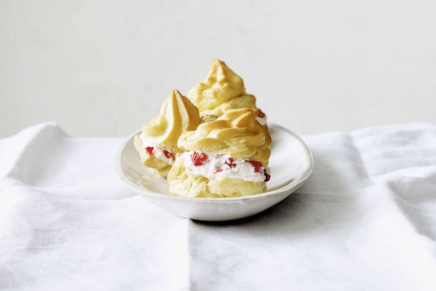 Profiteroles mit Erdbeerjoghurt Rezept | Küchengötter