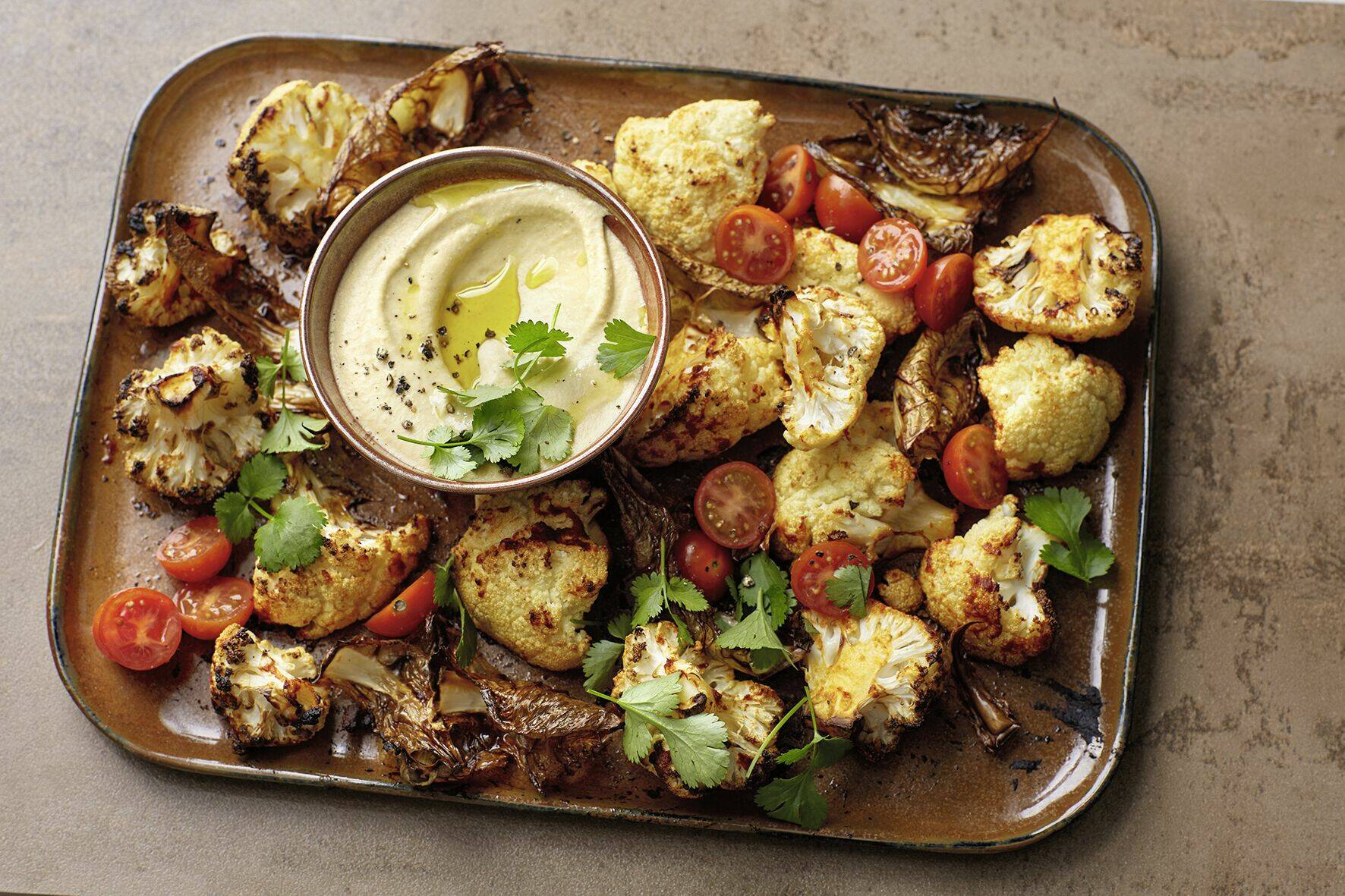 Würziger Röst-Blumenkohl mit Hummus Rezept | Küchengötter Würziger Röst-Blumenkohl mit Hummus Rezept | Küchengötter