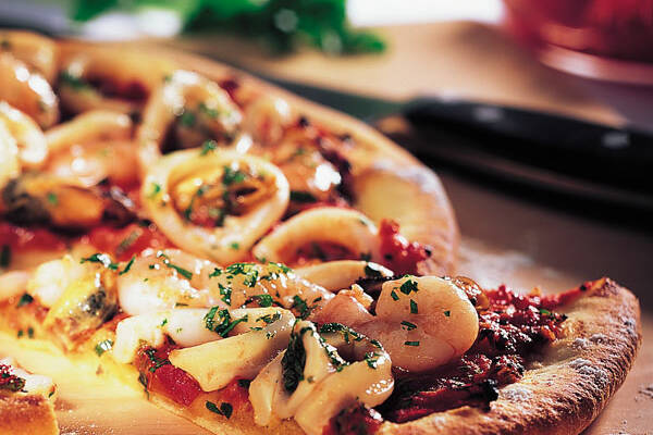 Pizza ai frutti die mare - Pizza mit Meeresfrüchten Rezept | Küchengötter