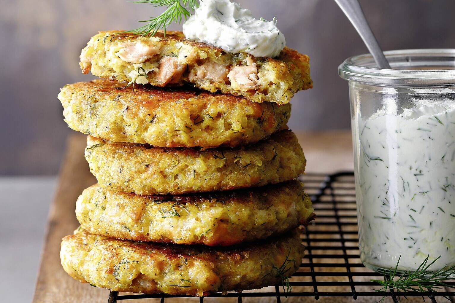 Lachs-Quinoa-Bratlinge mit Joghurt-Dip Rezept | Küchengötter