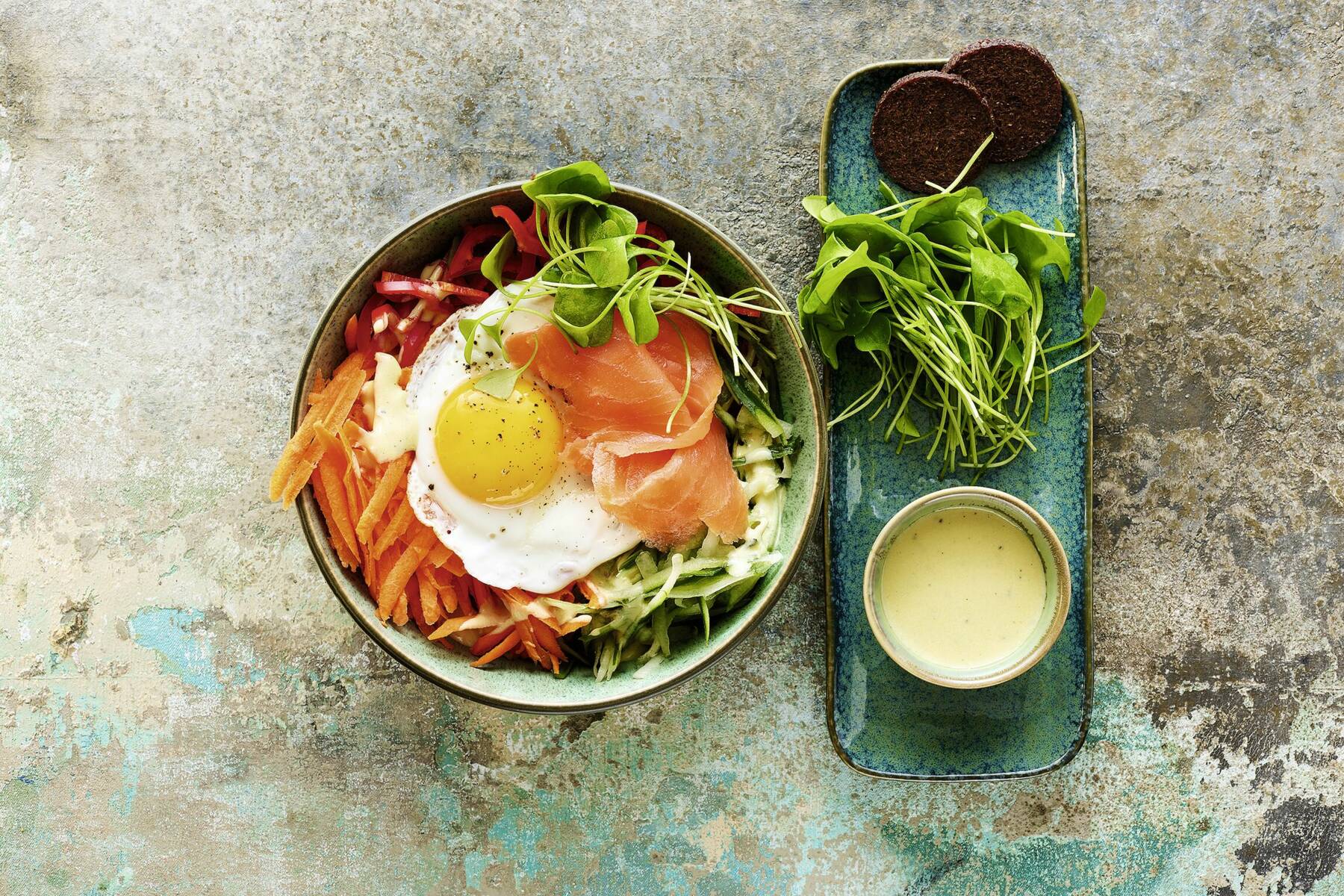 Gemüse-Bowl mit Spiegelei und geräuchertem Lachs Rezept | Küchengötter Gemüse-Bowl mit Spiegelei und geräuchertem Lachs Rezept | Küchengötter
