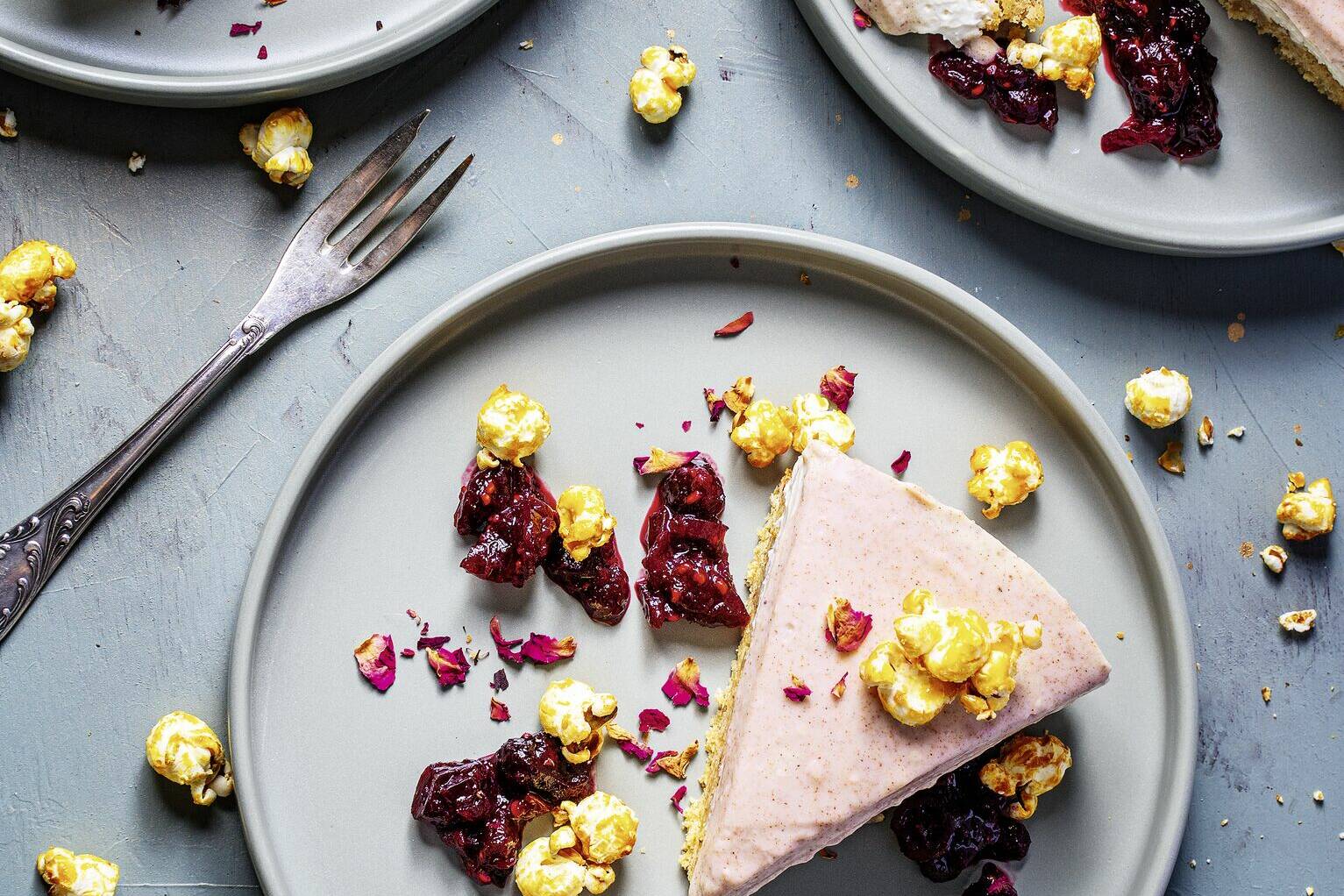 New-York-Winter-Cheesecake mit Cranberrykompott und Karamell-Popcorn ... New-York-Winter-Cheesecake mit Cranberrykompott und Karamell-Popcorn ...