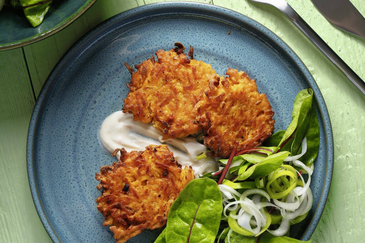 Süßkartoffel-Rösti mit Mangold-Lauch-Salat und Chili-Mayonnaise Rezept ... Süßkartoffel-Rösti mit Mangold-Lauch-Salat und Chili-Mayonnaise Rezept ...