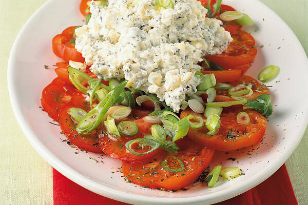 Tomaten-Zwiebel-Salat mit Kräuterkäse Rezept | Küchengötter