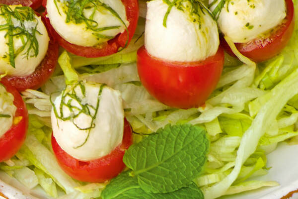 Gefüllte Kirschtomaten mit Mozzarella Rezept | Küchengötter Gefüllte Kirschtomaten mit Mozzarella Rezept | Küchengötter