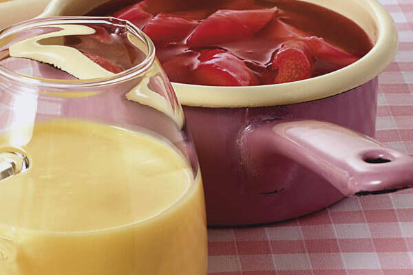 Rhabarbergrütze mit Vanillesauce Rezept | Küchengötter