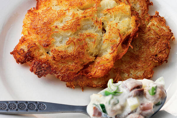 Kartoffelpuffer mit Apfel-Matjes-Salat Rezept | Küchengötter