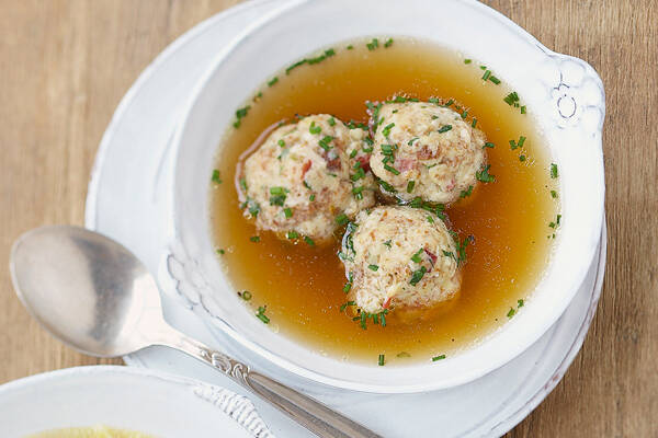 Speckknödelsuppe Rezept | Küchengötter Speckknödelsuppe Rezept | Küchengötter