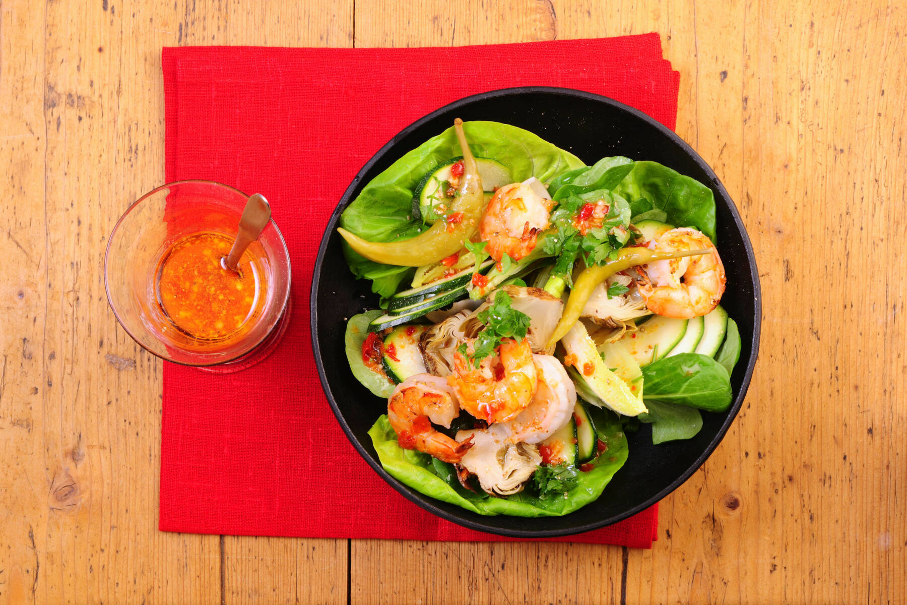 Schneller Zucchini-Artischocken-Salat mit Garnelen Rezept | Küchengötter