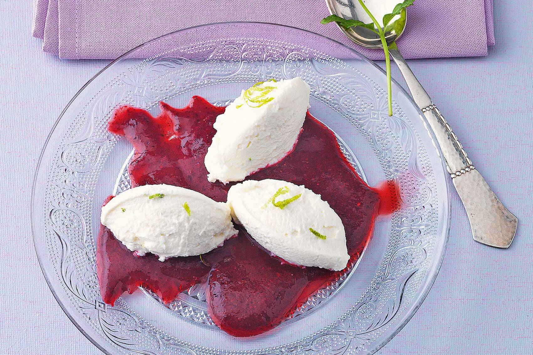 Quarknocken mit Beerensauce Rezept | Küchengötter Quarknocken mit Beerensauce Rezept | Küchengötter