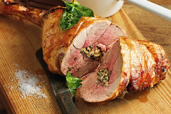 Lammkeule mit Pilz-Kräuter-Füllung Rezept | Küchengötter Lammkeule mit Pilz-Kräuter-Füllung Rezept | Küchengötter