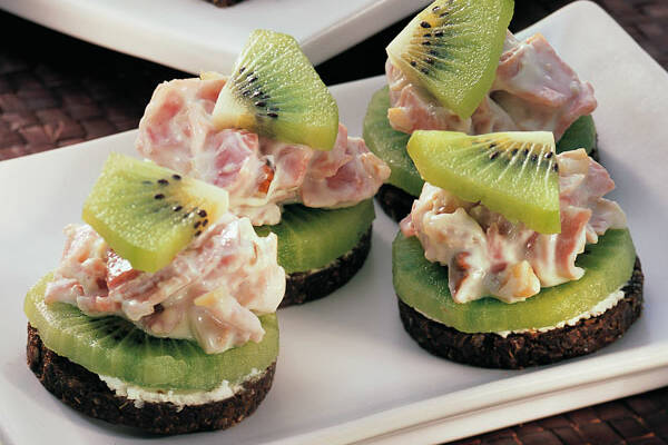 Kiwi-Canapés mit Walnusscreme Rezept | Küchengötter Kiwi-Canapés mit Walnusscreme Rezept | Küchengötter